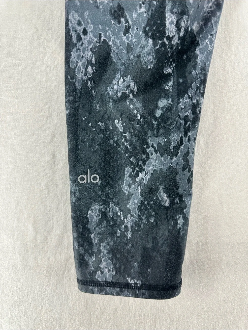 Alo Yoga Legging Airbrush Cropped‎ Capri High Rise Snakeskin Activewear Yoga M